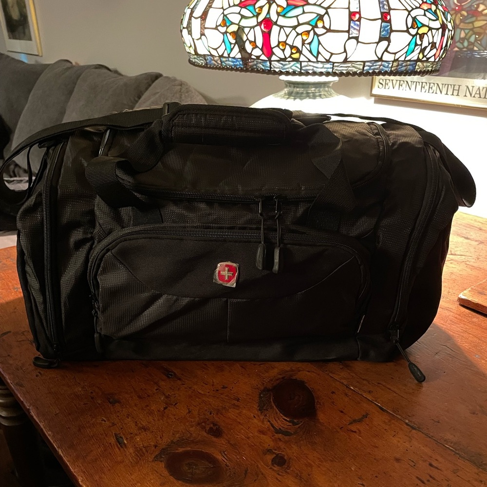 NEW MINT & UNUSED “SWISS GEAR” NYLON 20” DUFFLE GYM & TRAVEL BAG SWISS ARMY BAG